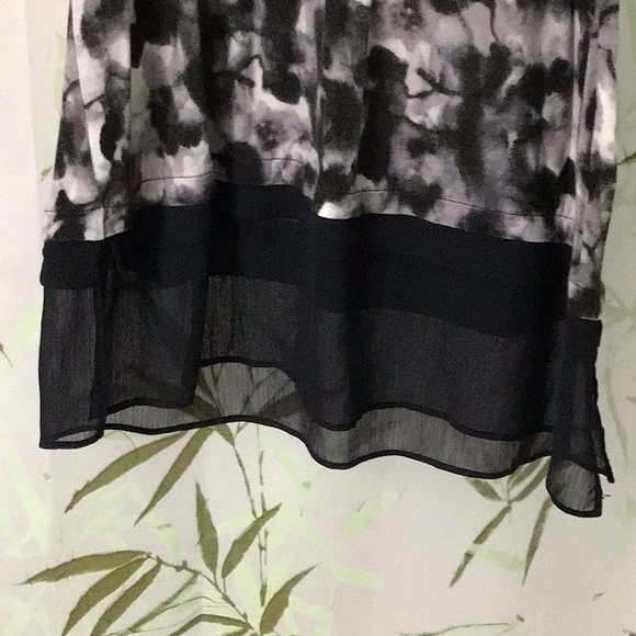 SALE Simply Vera Tunic Top Med.  Black&Gray  100% Rayon  31” long. Bundle & save - Picture 4 of 8